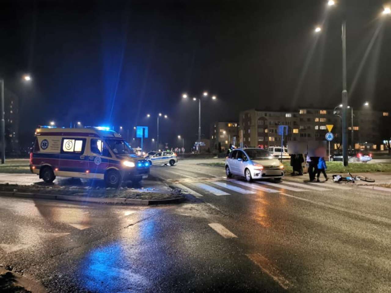 Potrącenie rowerzysty na Koszalińskiej, poszkodowany zabrany do szpitala