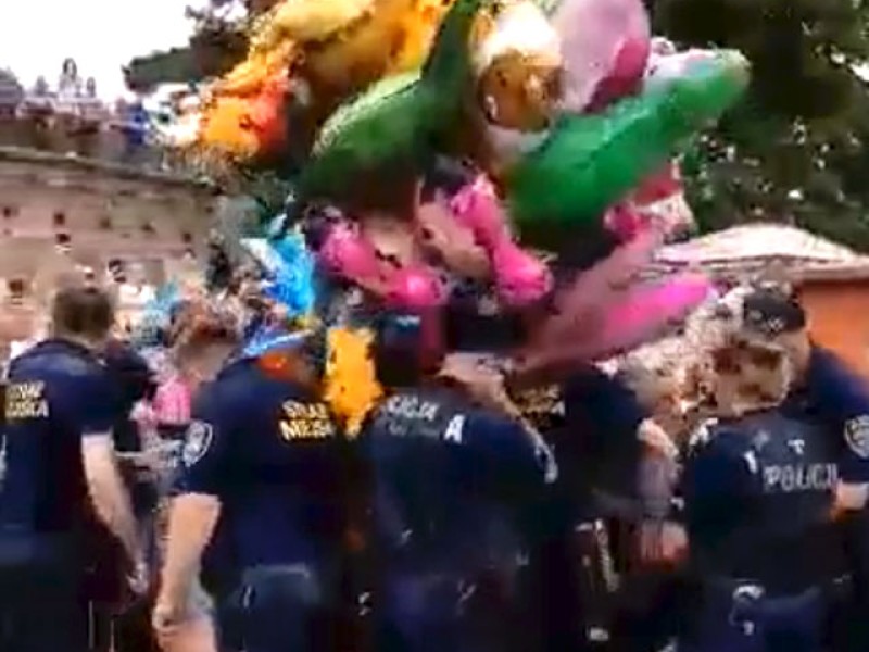 Funkcjonariusze chcieli zatrzymać mężczyznę z balonami, ludzie ich wyzywali [wideo]