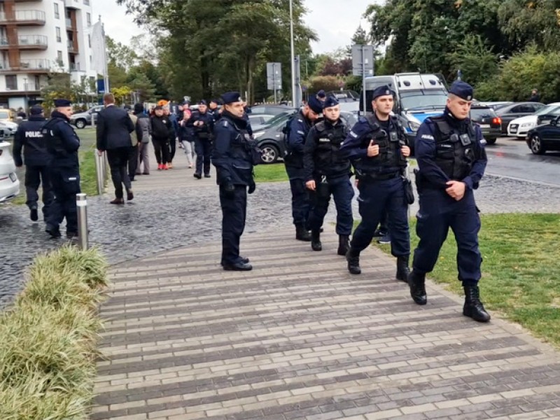 Grupa policjantów zabezpieczała wizytę prezesa PiS [wideo]