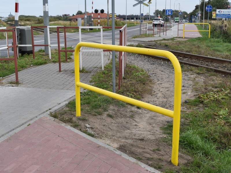Na przejeździe kolejowym na Grzybowskiej stanęły nowe barierki