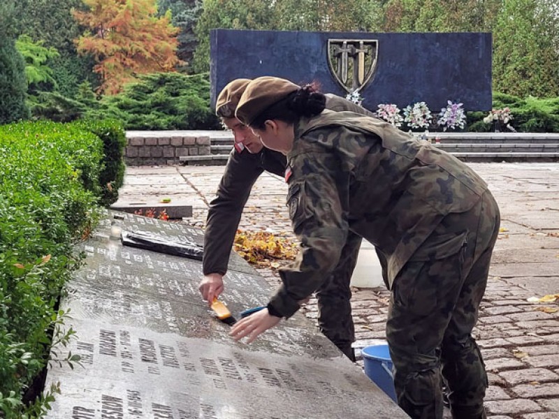Żołnierze 142 BLP posprzątali kwaterę AK i Cmentarz Wojenny