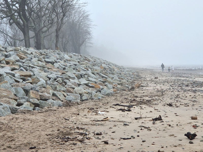 Opaska na plaży w Ekoparku czeka na zimowy sztorm