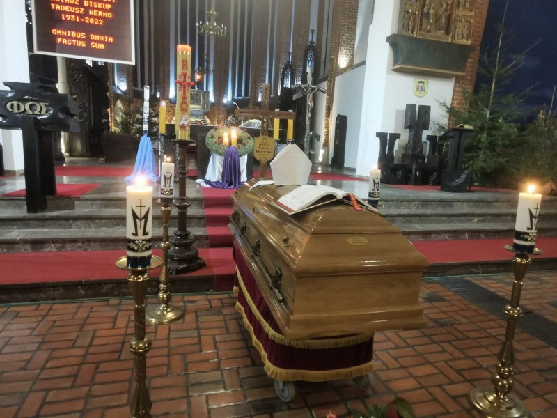 Trwają uroczystości pogrzebowe biskupa Werno