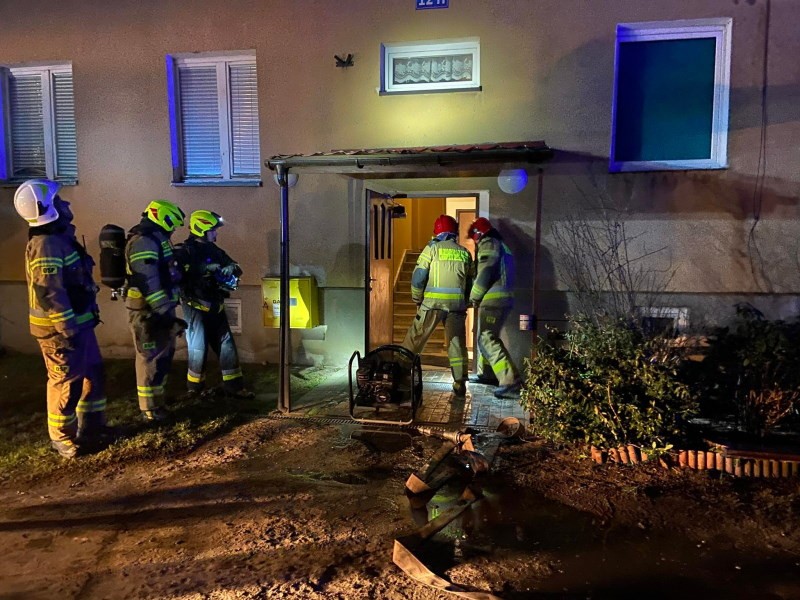 Pożar piwnicy w Trzyniku, w pomieszczeniu miał znajdować się mężczyzna
