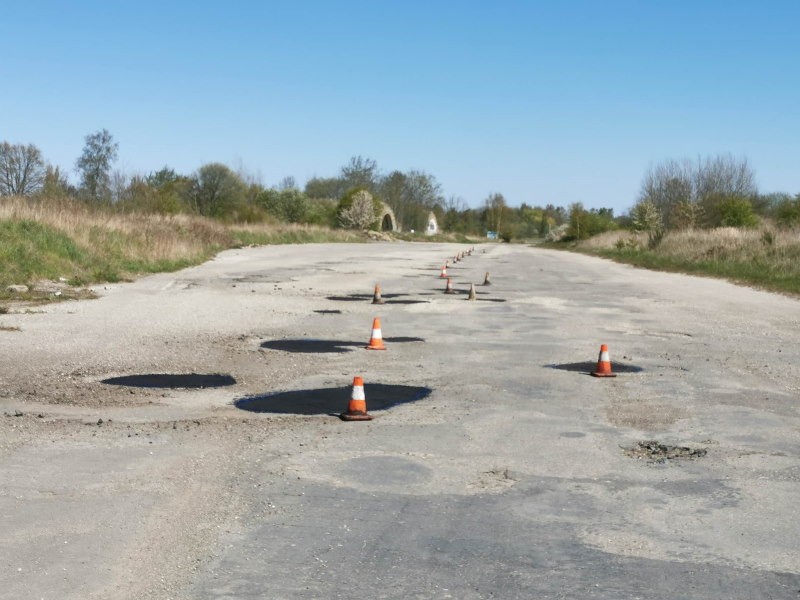 Trwa łatanie dziur pobliżu lotniska w Bagiczu i Podczelu