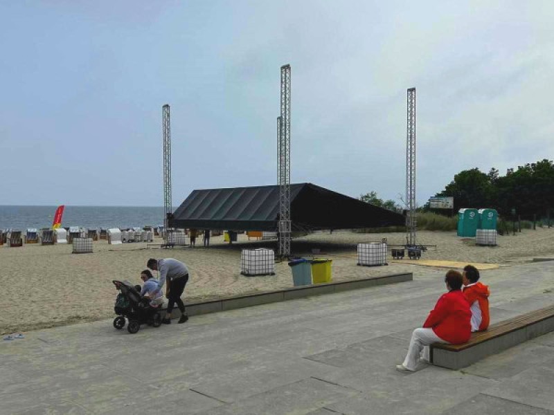 Trwa budowa sceny na plaży, już w sobotę Otwarcie Lata 2023