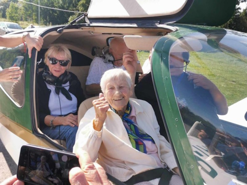 Pani Irena ma 100 lat i zabrała w podróż samolotem swoje dzieci [wideo]