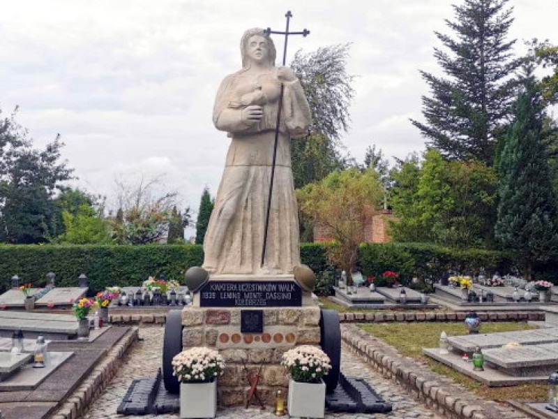 Rzeźba Matka Polka odnowiona