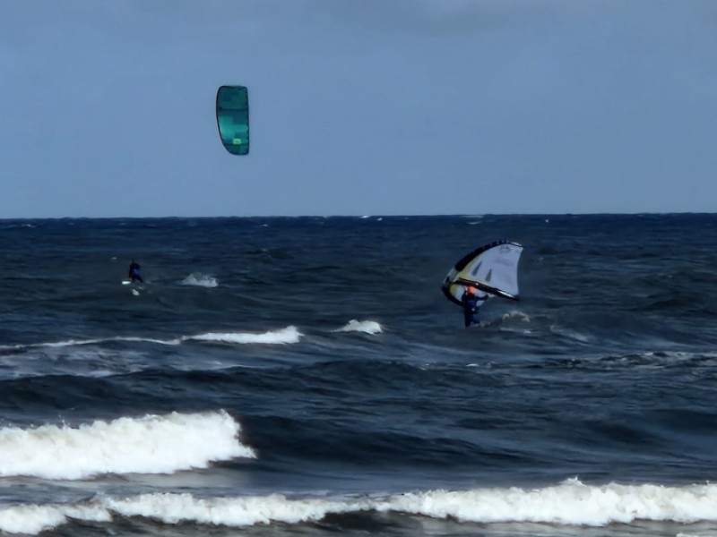 Kitesurferzy na kołobrzeskiej plaży
