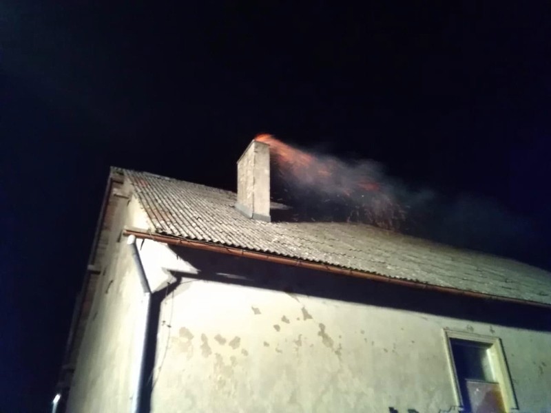 Pożar sadzy w kominie, właściciel nie chciał wpuścić strażaków