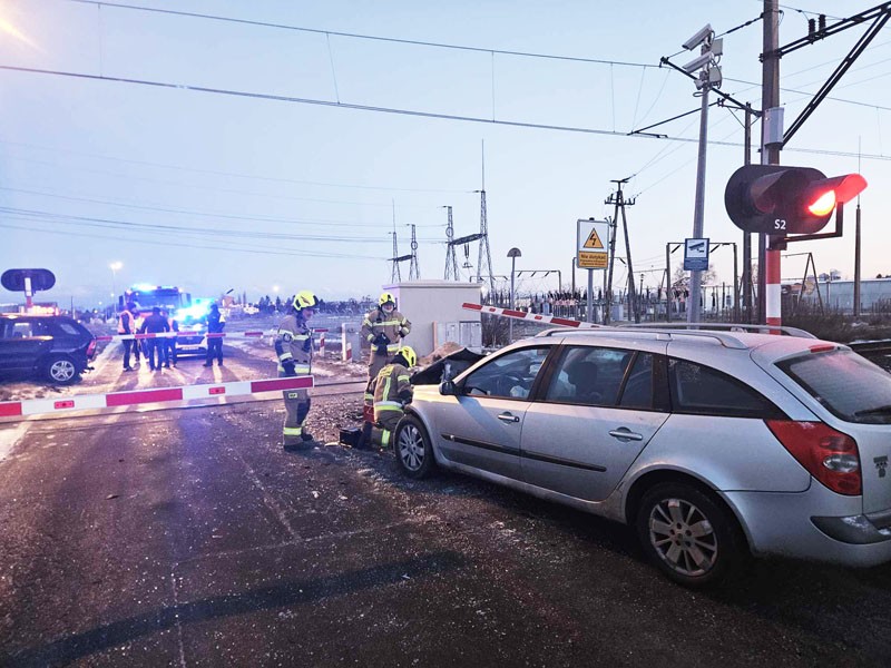 Zderzenie aut i uszkodzony przejazd w Ustroniu