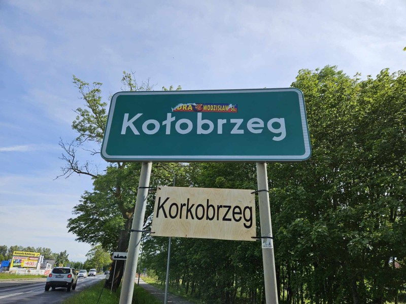 Korkobrzeg - nowa tablica na wjeździe do miasta