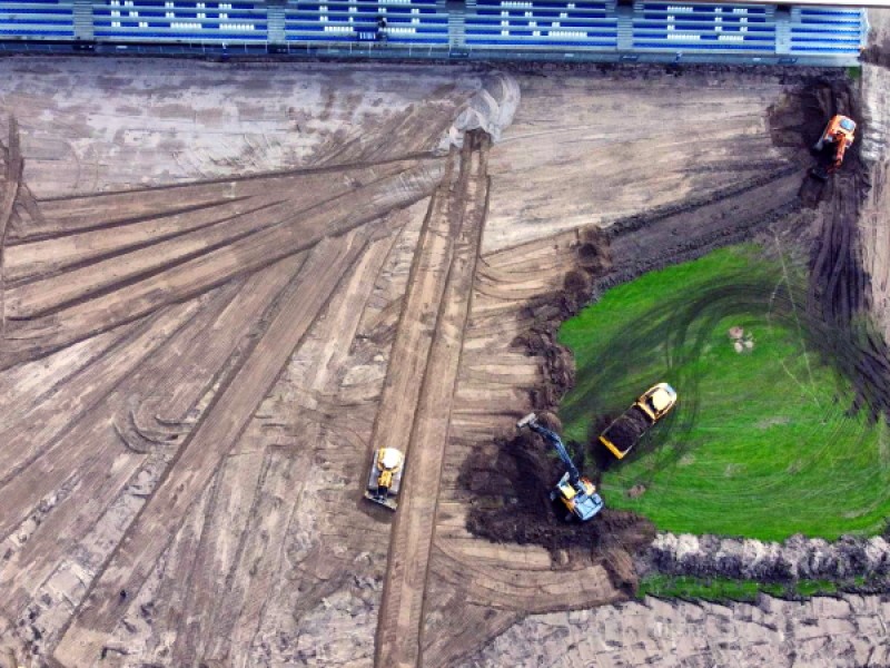 Remont murawy na stadionie – prace przebiegają dynamicznie