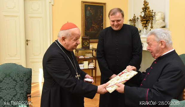 Kardynał Dziwisz błogosławi