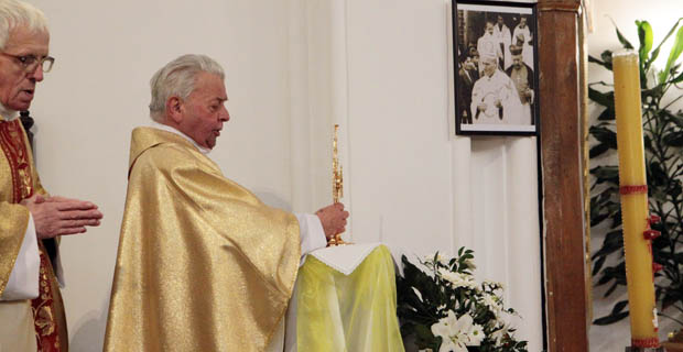 Jan Paweł II w małym kościele