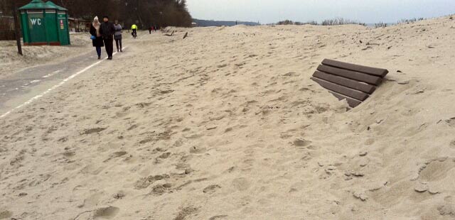 Znowu zwiewa nam piasek z plaży