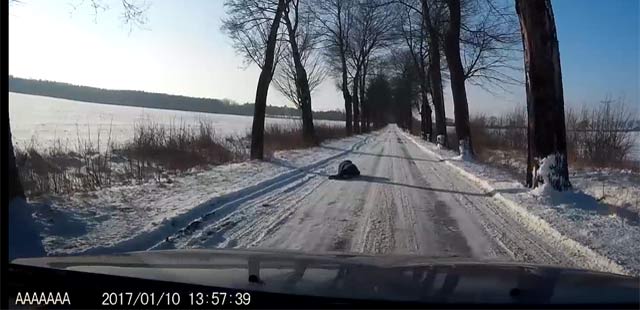 Pijany mężczyzna zasnął na drodze [video]