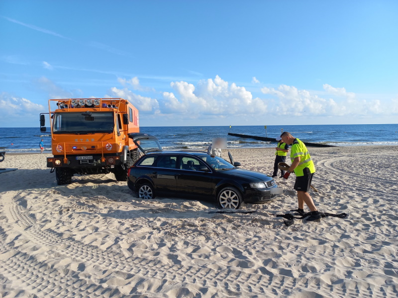 audi plaża kołobrzeg zakopał policja pomoc drogowa molis sar bsr kołobrzeg piasek szaniec