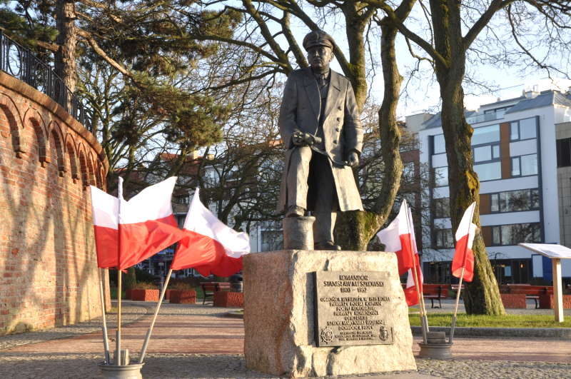 pomnik mieszkowski rocznica kwiaty prezydent starosta